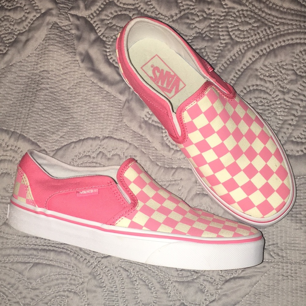 Vans Asher Girls’ checkered skate shoes.
